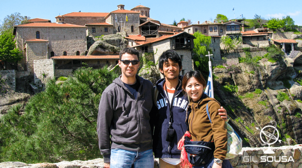 Fotografia com o casal de Japoneses junto a um dos Mosteiros de Metéora