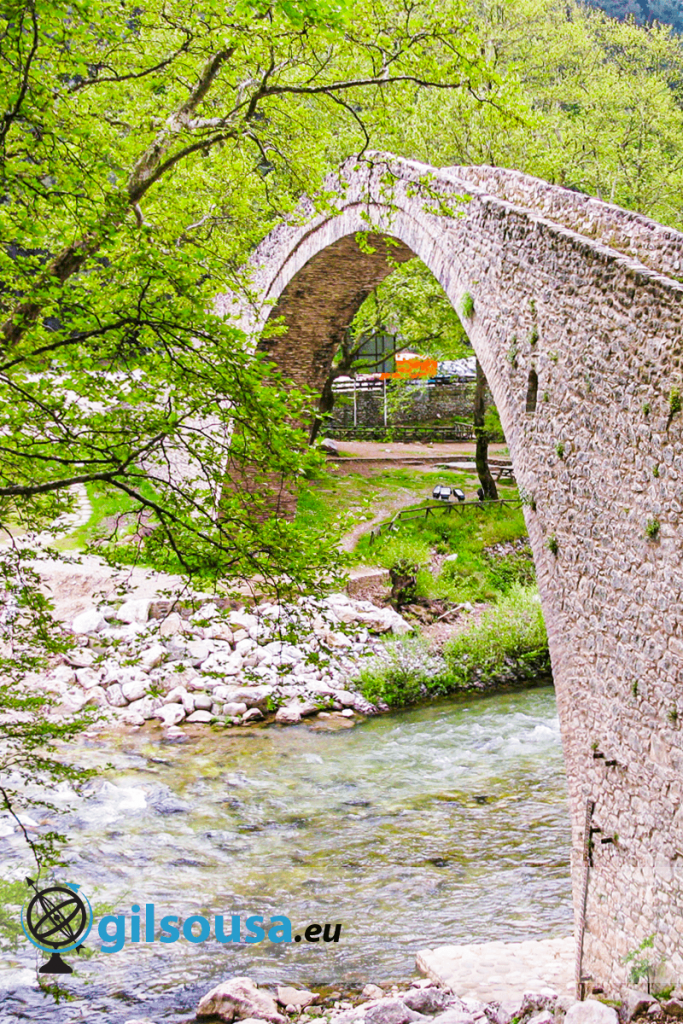 Ponte de pedra em Pyli