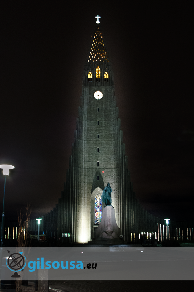 Igreja Hallgrímskirkja à noite