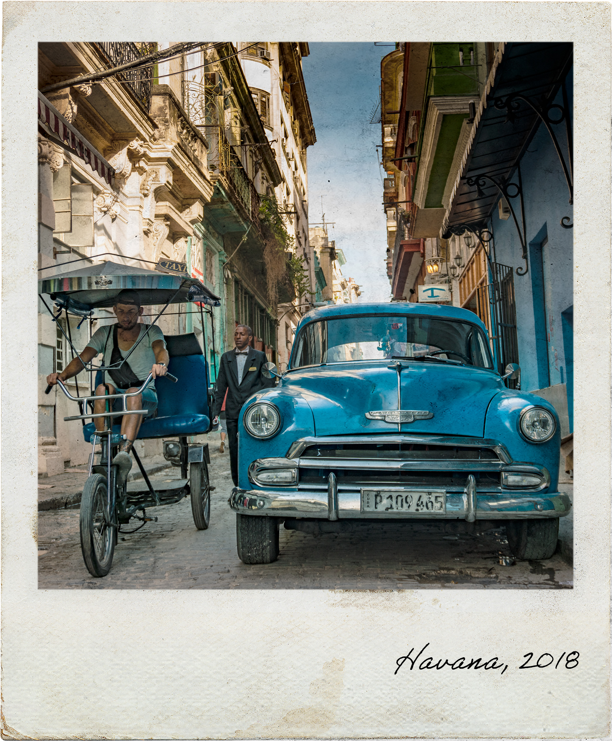 Carro clássico e bicitaxi em Havana Vieja