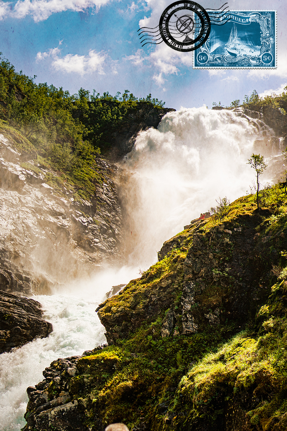 Vista para a Cascata Kjosfossen da paragem do comboio