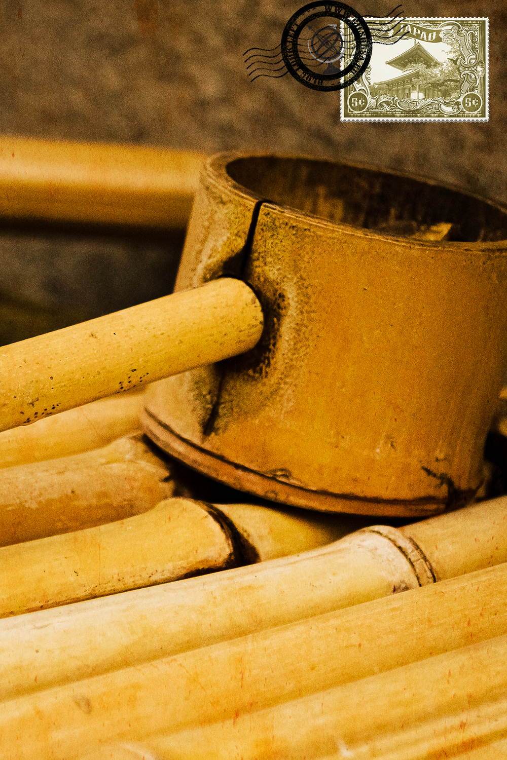 Colher de bamboo num pavilhão budista japonês de purificação de água num templo